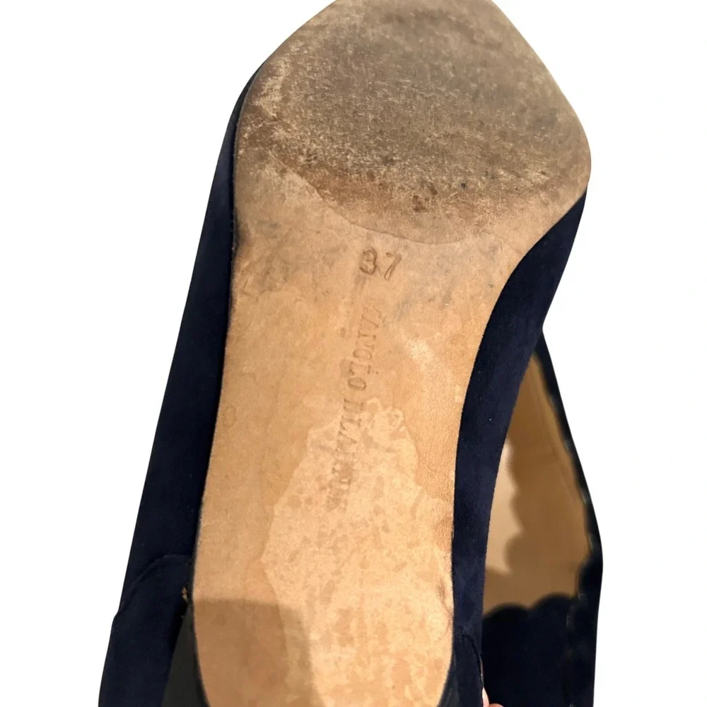 Manolo Blahnik Scalloped Navy Suede Pointed Toe Kitten Heel Pumps 37 7 Old Money